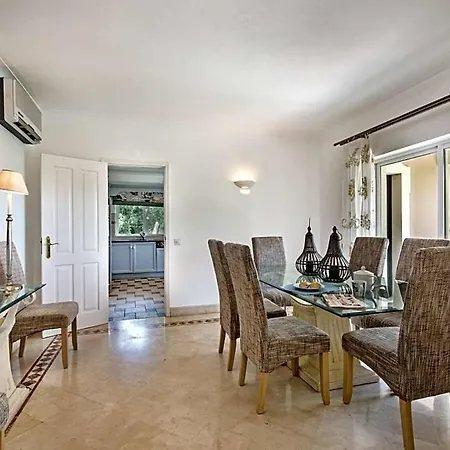 Sleeps 10 Pool Air Con Willa