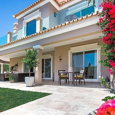 Sleeps 10 Pool Air Con Willa *