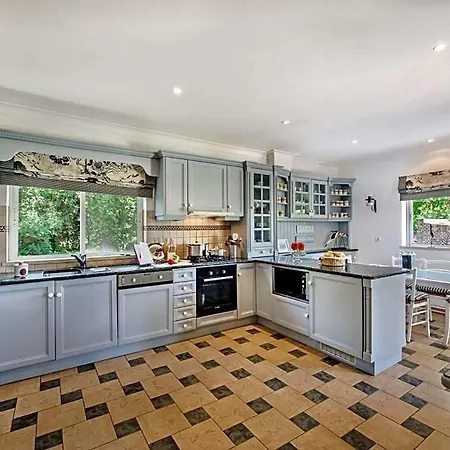 Sleeps 10 Pool Air Con *